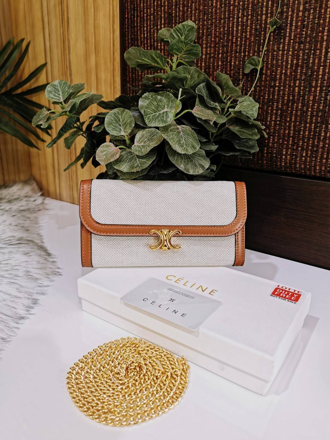 พรีเมี่ยมกิ๊ฟแท้ 100% 】CELINE LONG WALLET BAG VIP GIFT WITH PURCHASE-GWP กระเป๋าพรีเมี่ยมกิ๊ฟ Limited จาก CELINE HAUTE PARFUME DUTYFREE COUNTER วัสดุ Triomphe Canvas สวยอยู่ทรงเปิดปิดด้วยฝาปิดประดับโลโก้แบรนด์สีทองด้านหน้า ภายในมีช่องแบ่งเยอะมากค่ะ