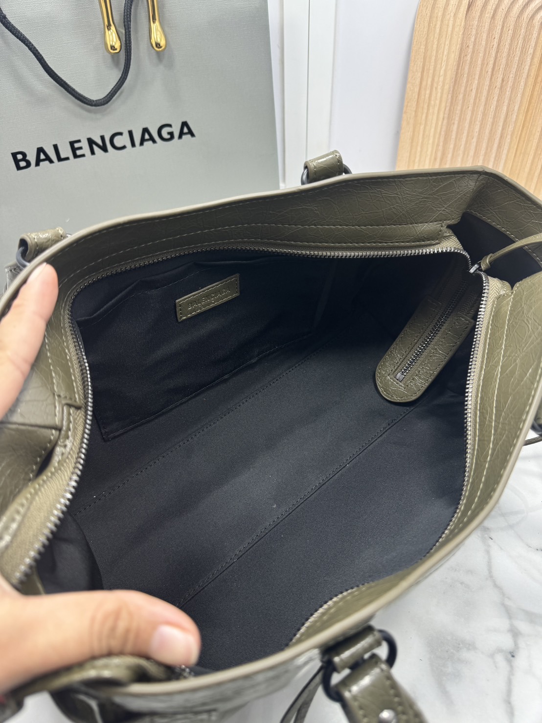 ORI หนังแท้ | Balenciaga Le City Bag East-west Bag 32cm กระเป๋าถือ/สะพายข้างทรงยาวดีไซน์โดดเด่นสวยเท่ล้ำสมัย ที่สุดแห่งความไอคอนิกไม่เหมือนใคร มีกิมมิคและลูกเล่นแพรวพราว