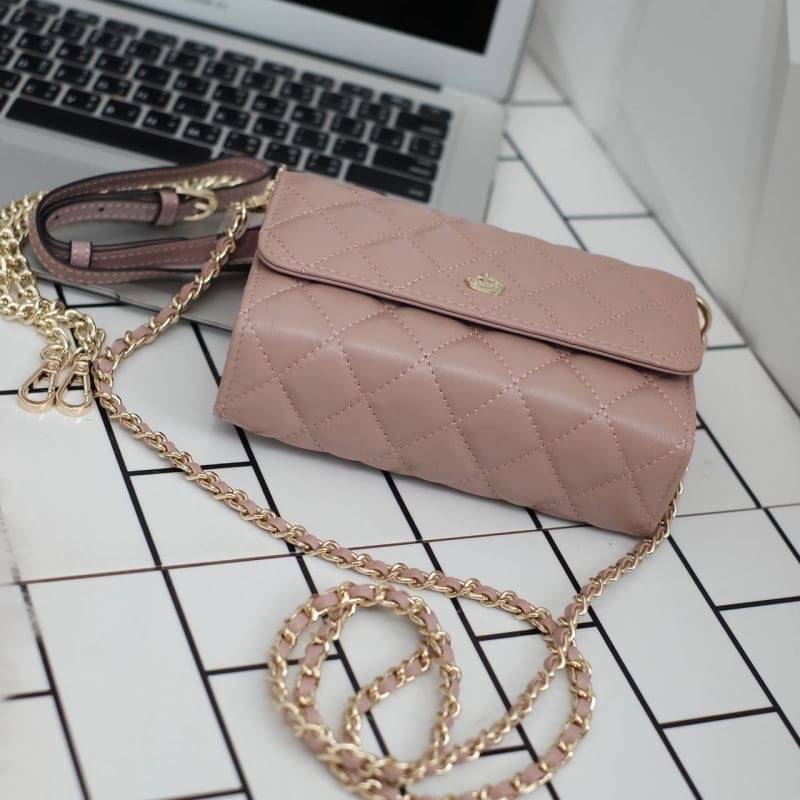 📣รุ่นขายดีที่สุด ** รอบใหม่ **หนังวัวแท้ สวย นิ่มมากๆค่า และ ปักลายตารางออกมาสวยมาก ** KEEP รุ่น Florence Flat bag ตัวกระเป๋าหนังแท้ นิ่ม-ตึง สุดๆ รุ่นนี้ จะมี 2 ขนาด คือ mini และ classic ไซด์