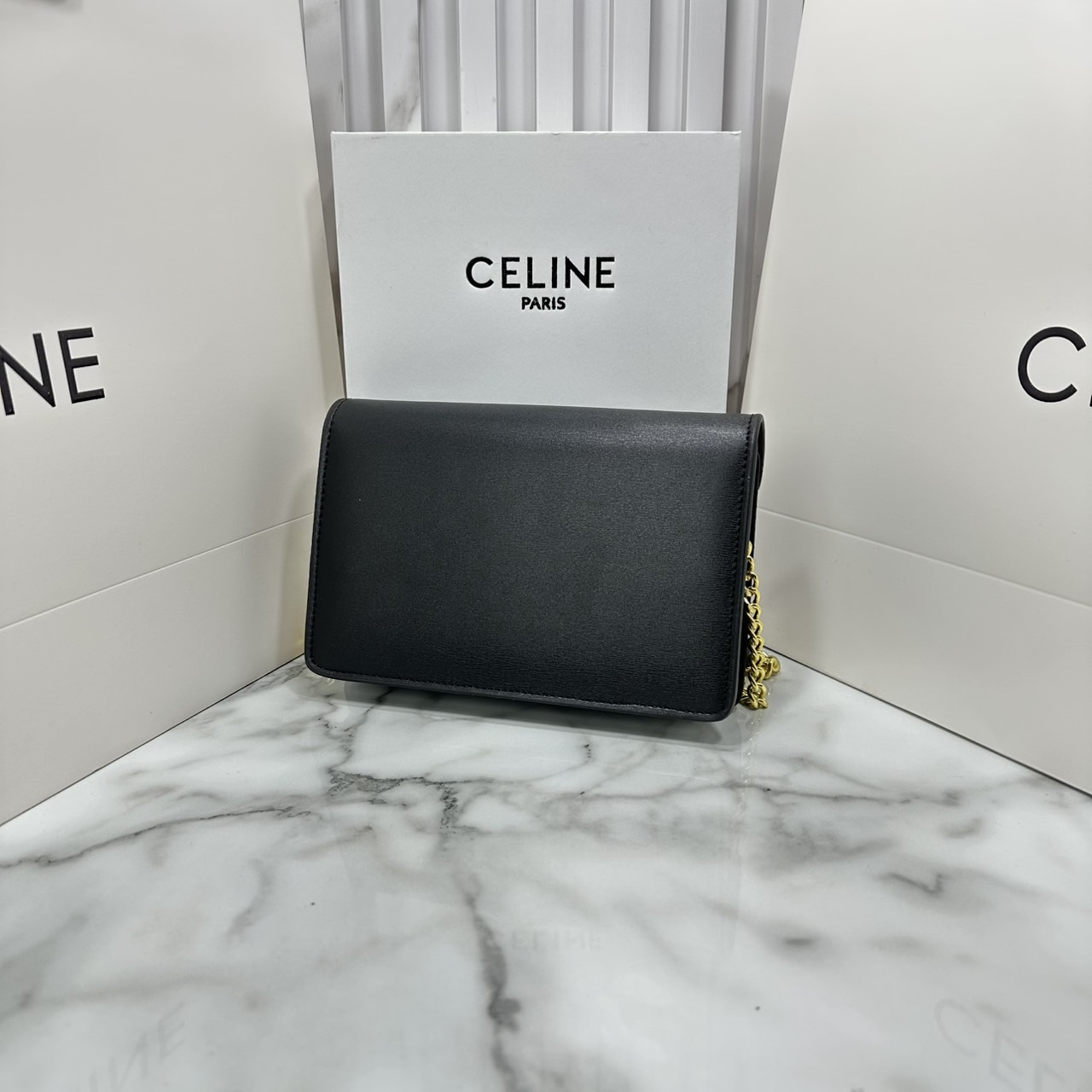 ORI หนังแท้ | CELINE WALLET ON CHAIN MARGO IN TRIOMPHE กระเป๋าสะพายสวยอยู่ทรงตั้งได้ รูปทรงย้อนยุคสไตล์วินเทจลัคชู ดีไซน์เอกลักษณ์ ขนาดกำลังดี