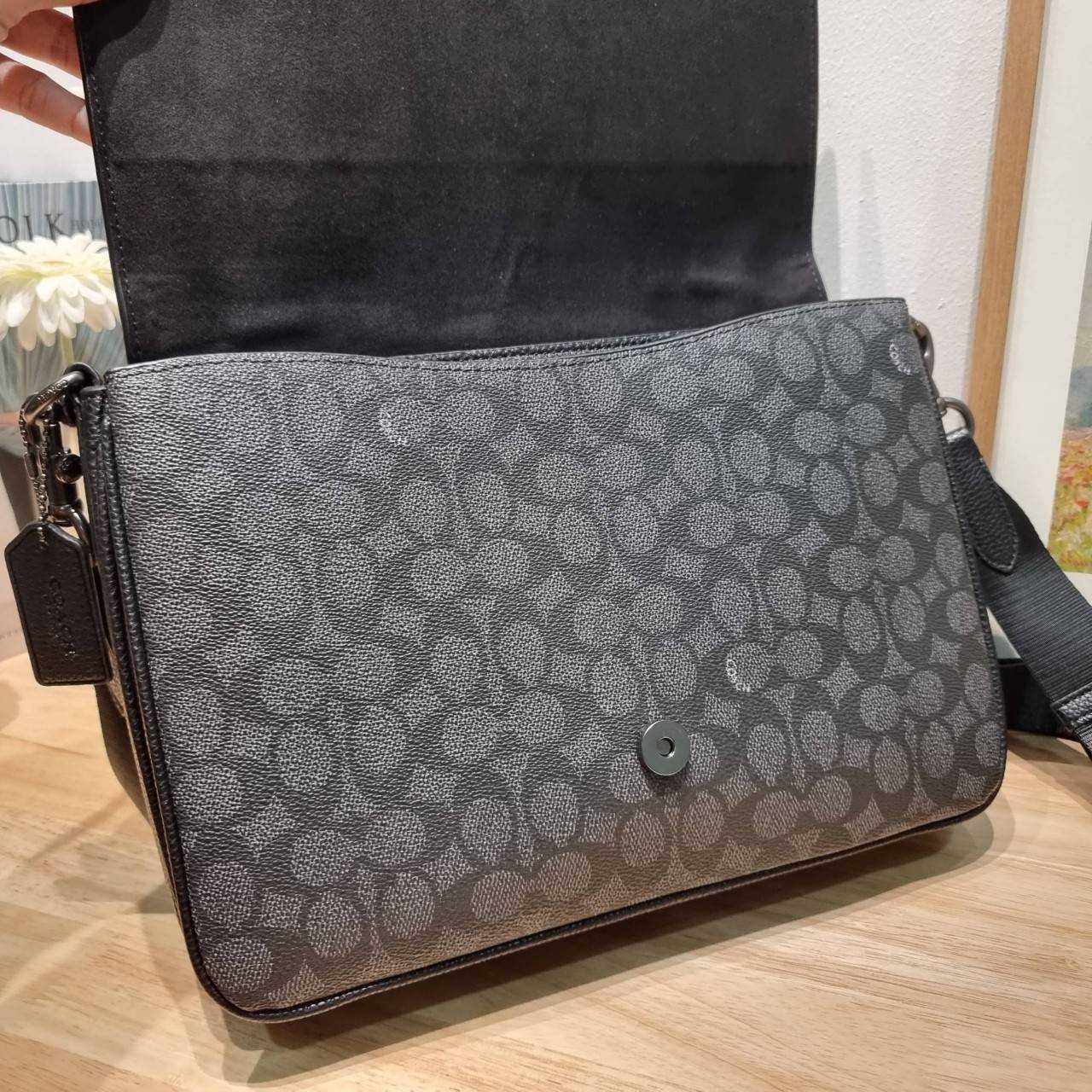 COACH Soft Tabby Messenger In Signature Canvas C8430 CH769 ไอเท็มที่หนุ่มๆต้องไม่พลาด กระเป๋าทรงแมสเซนเจอร์ใบใหญ่กำลังพอดี พร้อมด้วยสายสะพาย 2 เส้น