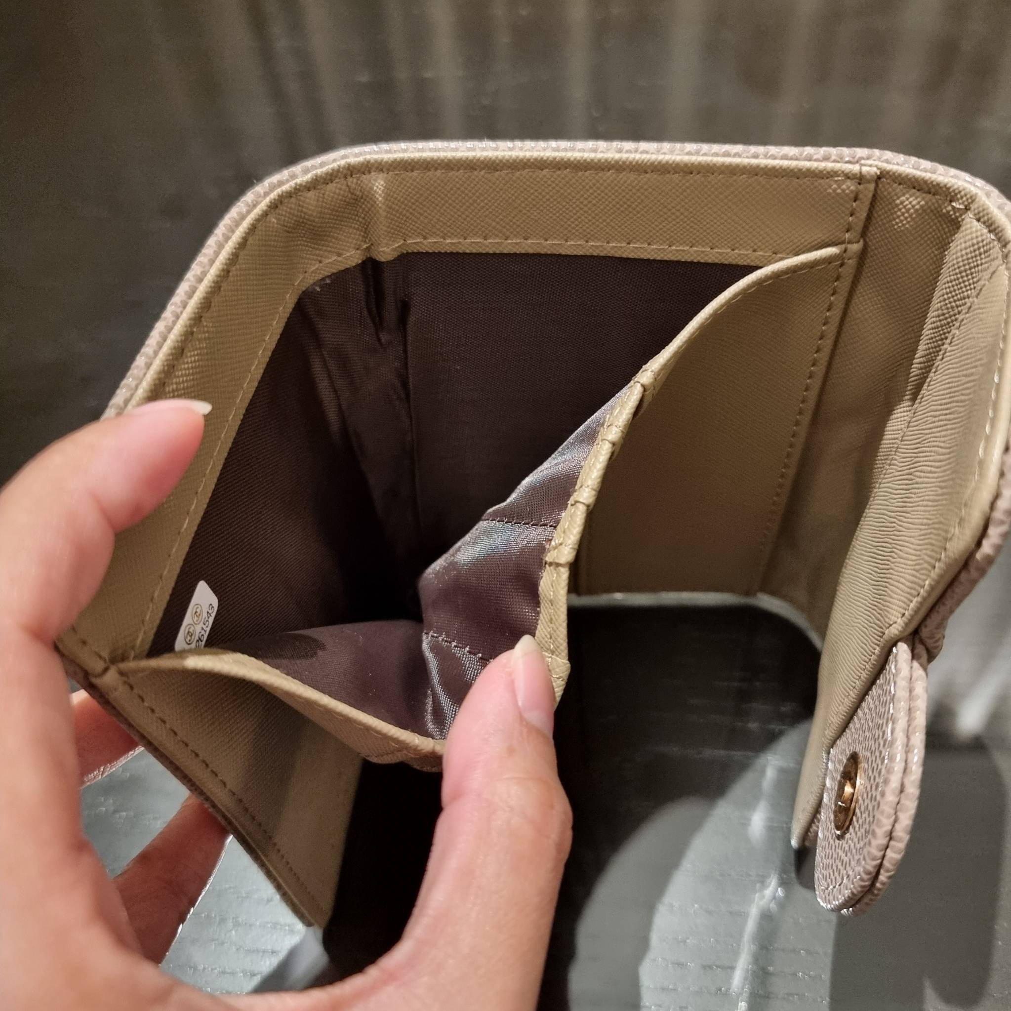 VIP 】มาแล้วจ้า!! รุ่นแนะนำ!! ฮิตติดใจสาวๆ!! กระเป๋าสตางค์ใบสั้นรุ่นฝาพับ จาก Chanel premium for gift เรียบหรู ดูไฮน์ วัสดุหนังสังเคราะห์ลายคาร์เวีย ด้านในเป็นหนังซาฟเฟียโน่ เปิด-ปิดด้วยกระดุมแม่เหล็ก ภายในกระเป๋ามีช่องใส่บัตร ใส่ธนบัตรได้ ดีไซน์เรียบหรูตา