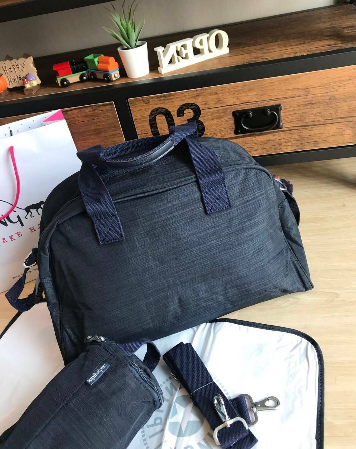 Kipling shoulder bag K13556 CAMAMA CARDINAL กระเป๋าเดินทางขนาดใหญ่ คอลเลคชั่นใหม่จากkipling ใส่เสื้อผ้าได้หลายชุดเลยทีเดียว ด้านข้างมีที่คล้องสำหรับคล้องหมวกหรืออื่นๆและในเซ็ทยังมีใบเล็กใส่เหรียญ1+ใบพ่วงเก็บอุณหภูมิ1+แผ่นรองเอนกประสงค์ และสายสะพายถอดออกได