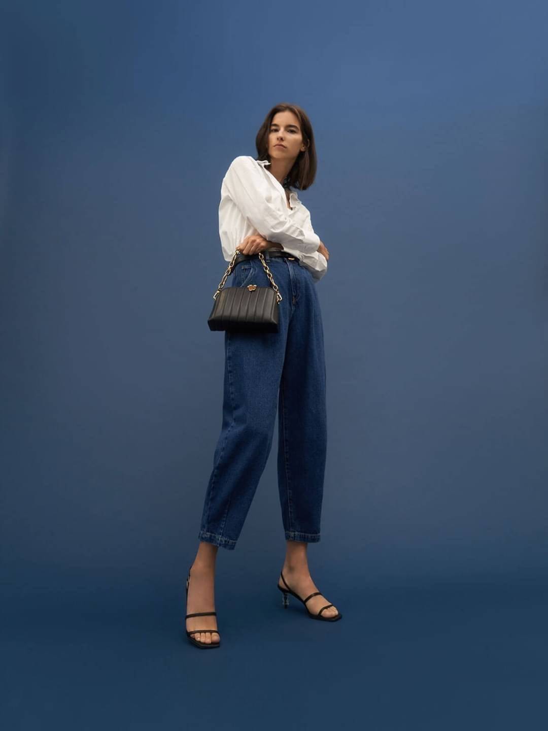 CHARLES & KEITH CHAIN HANDLE PANELLED CROSSBODY BAG กระเป๋าถือ/สะพายข้างทรงสวย วัสดุหนังเรียบแต่งดีไซน์ให้แปลกใหม่โดดเด่น โดยการปั๊มตัวกระเป๋า มีสายโซ่เพิ่มความสง่างามสามารถถือคล้องแขนหรือสะพายไหล่เก๋ๆได้ และยังมีสายสะพายยาวแบบหนังถอดและปรับสายได้อีก 1 เส