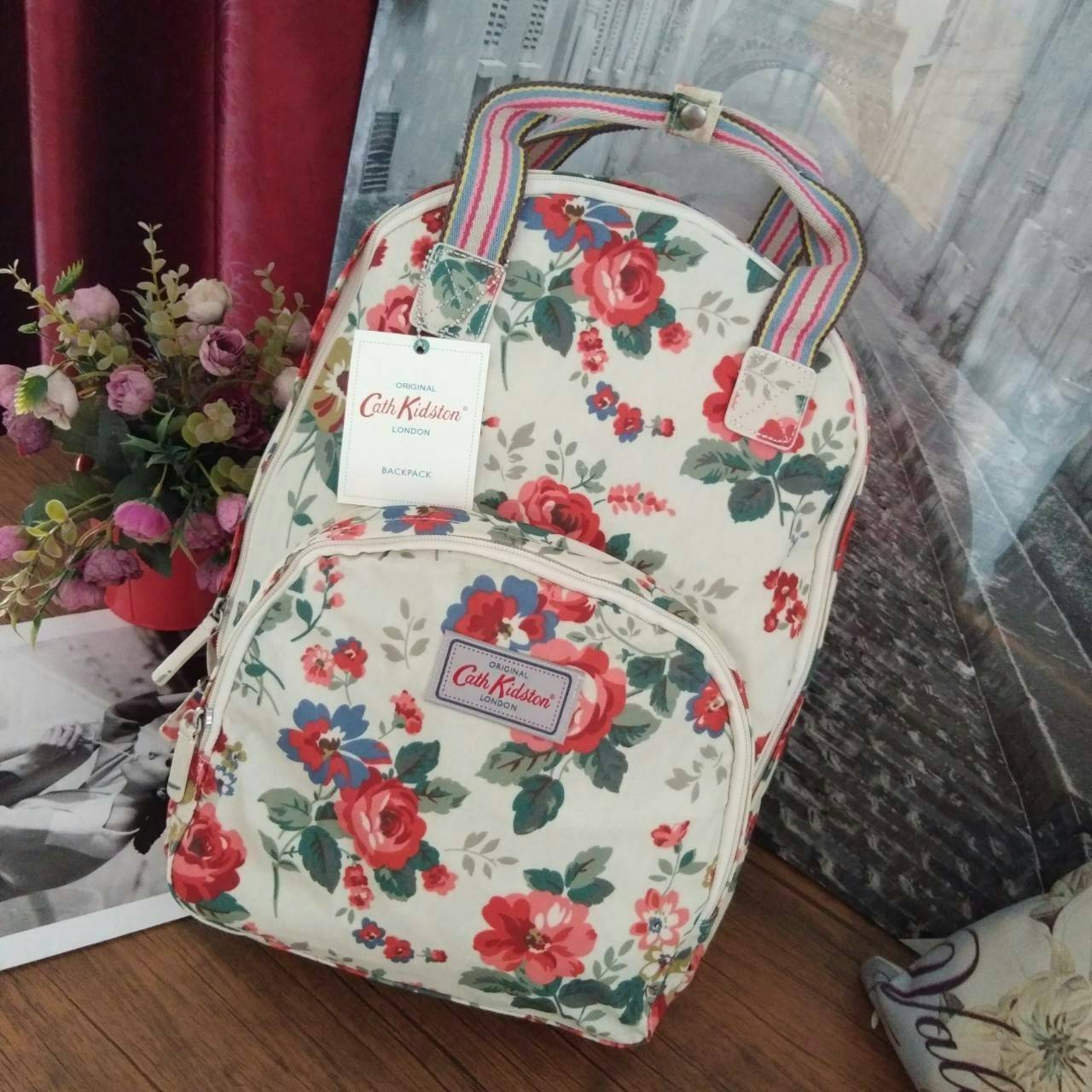 Cath Kidston Backpack Bag - กระเป๋าเป้ สไตล์วินเทจสุดฮิต - เปิด/ปิดกระเป๋าด้วยซิปรอบ - ภายใน มีช่องซิปใหญ่ใส่ของ 2 ช่อง จุของได้เยอะ - ด้านหน้ามีช่องซิปเล็ก 1 ช่อง