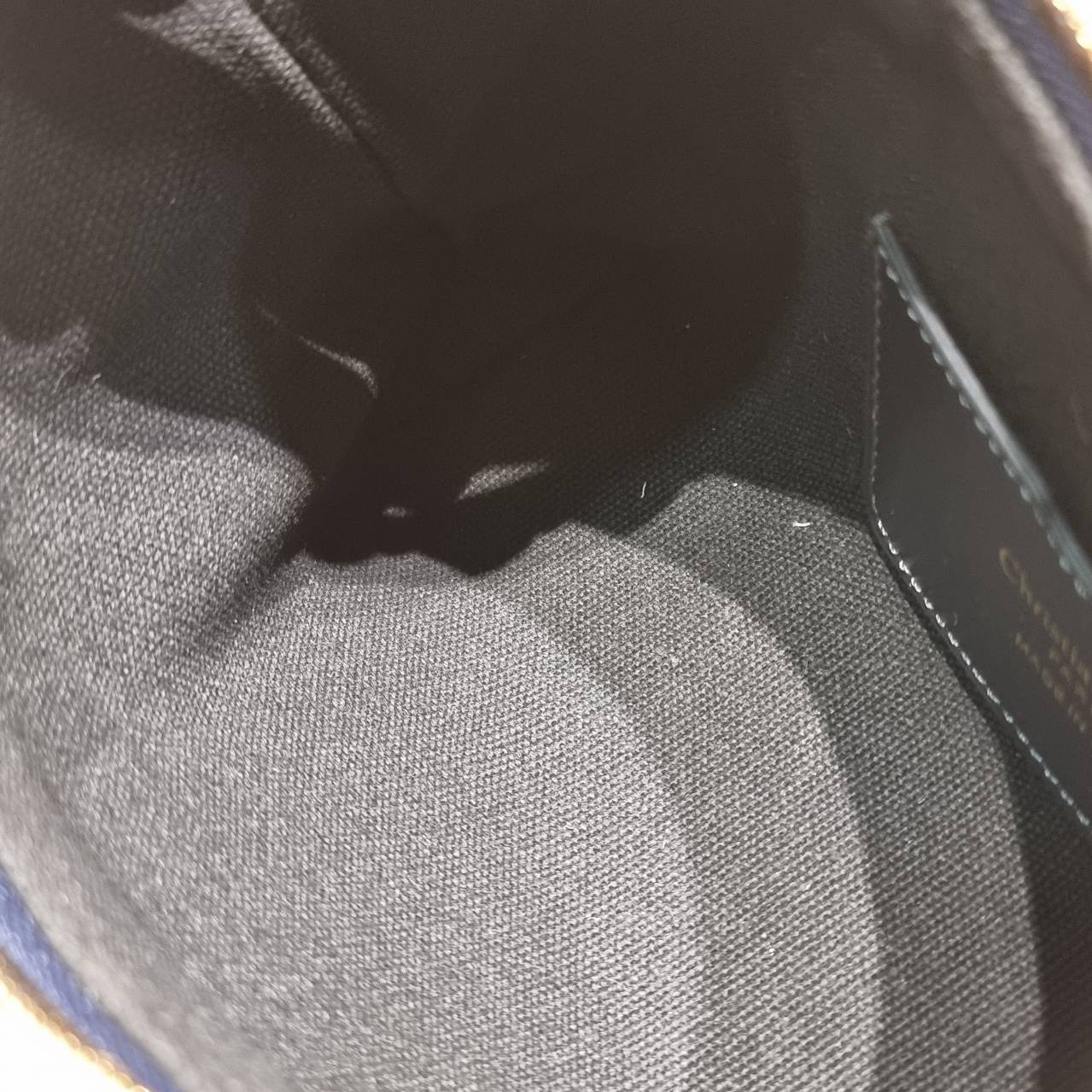 DIOR 30 MONTAIGNE CIGALE MINI BAG ใหม่ล่าสุด กับกระเป๋าสะพายโฮโบมินิไซส์ ที่ไม่ได้เล็กอย่างที่คิด เพราะใบนี้สามารถใส่ของสำคัญได้ครบ ดีไซน์สวยคลาสสิค เรียบแต่โก้ น้อยแต่หรูหรา ใช้งานด้วยซิปรูดใช้งานง่าย