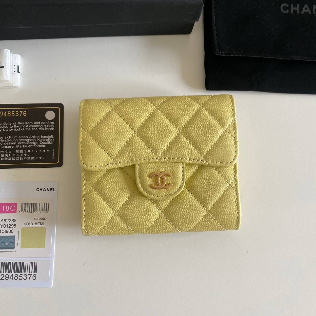 หนังแท้ Chanel Classic small wallet caviar 3 พับ พร้อมส่งที่ไทย รุ่นยอดนิยมไอเท็มฮิตวัสดุหนังแท้คาเวียร์สวยคลาสสิคเปิดปิดด้วยฝาปิดกระดุมด้านหน้ามีโลโก้แบรนด์อะไหล่ทองสวยหรูดูดี ตัวจริงสวยน่าใช้ Chanel mini นาทีนี้กำลัง in สุดๆ ภาพสินค้าถ่ายจากงานขายจริง ใ