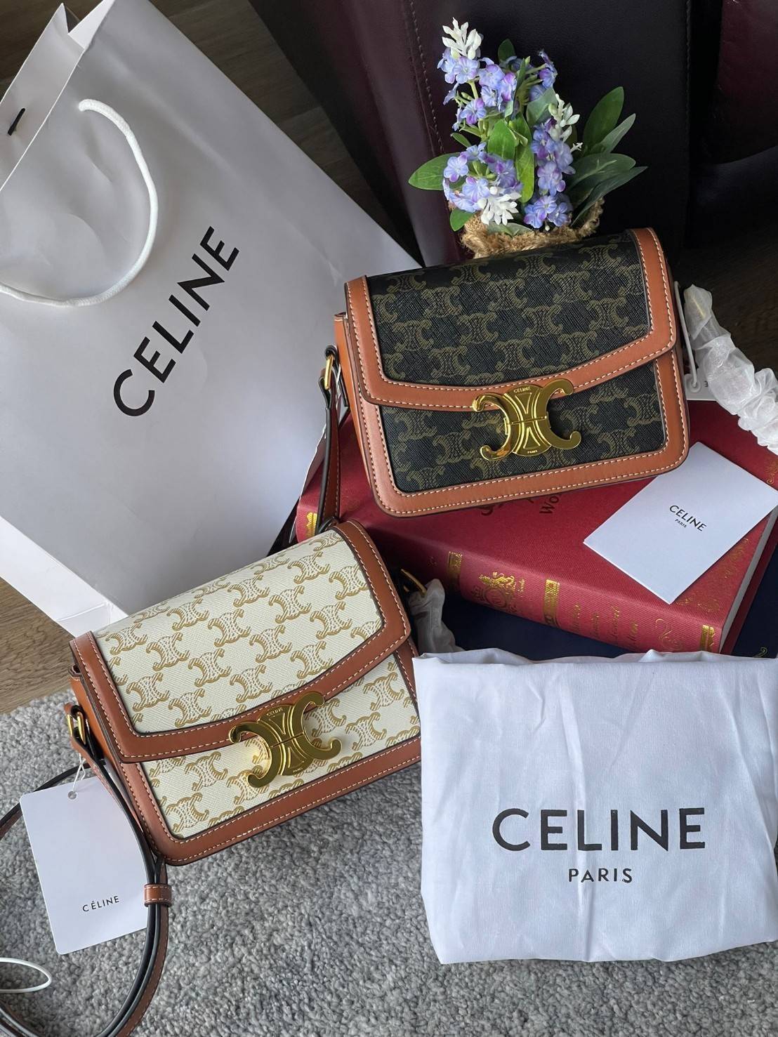 VIP 】Celine TEEN MEDIUM TRIOMPHE BAG IN TRIOMPHE CANVAS สาวๆที่กำลังมองหากระเป๋าน่ารักเอาไว้ใช้ในวันสบาย ๆ แต่ไม่รู้เลือกกระเป๋า Celine รุ่นไหนดี แนะนำรุ่นนี้เลยคะ เป็นกระเป๋าสะพายข้างขนาดกำลังดี สวยแบบคลาสสิก หรูหราด้วยแคนวาสเคลือบลาย Triomphe อีกทั้งยัง