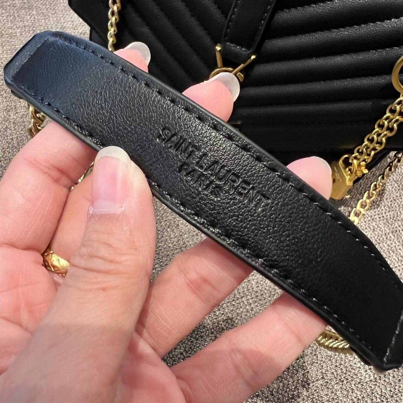 Yves Saint laurent crossbody boutique vip bag กระเป๋าสะพายไหล่ ดีไซน์ทรงสวยหรู พิเศษ แถมฟรี พวงกุญแจห้อยอะไหล่สีทอง ดูแพงไปหมดจริงๆไอเท็มนี้ วัสดุหนังสังเคราะห์ เปิด-ปิดด้วยกระดุมแม่เหล็ก ภายในโล่งกว้าง มาพร้อมหูจับในตัว และสายสะพายครอสบอดี้ที่สามารถถอดออ