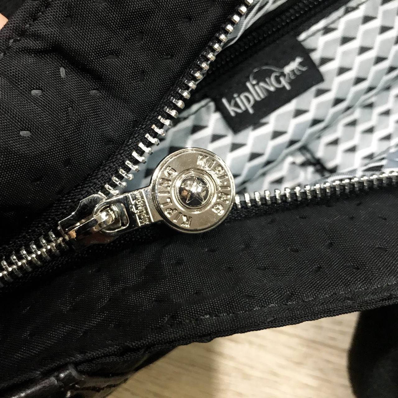 KIPLING SHOPPER BAG รุ่น Limited Rare items! สุดๆ วัสดุ Cotton+Polyester 100% ดีไซน์คลาสสิกมีลูกเล่นที่เทคเจอร์ตัวกระเป๋าสวยเป็นเอกลักษณ์เฉพาะของ Kipling หูหิ้วสะพายไหล่ได้ มือจับหูหิ้วเป็นหนังปั้มโลโก้ พวงกุญเเจลิงถอดเเยกใช้ได้ เปิดปิดด้วยซิป หัวซิปปั้มเ