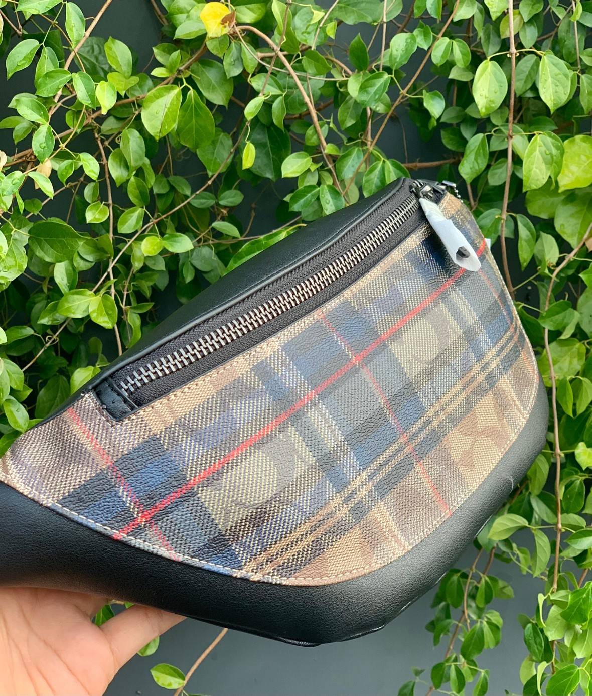 OUTTLET 】COACH WARREN BELT BAG IN SIGNATURE WITH PLAID PRINT ใบใหญ่คะ! ((83001)) สีเข้าใหม่ เอาใจวัยโจ๋ไปเลยจ้าา กระเป๋าคาดอกด้านหน้า//คาดไปทางด้านหลัง//หรือคาดเอวได้ ตามแต่ความถนัดได้เลยนะคะ หนังแท้ ด้านหน้าปริ้นลายสก๊อต+โลโก้แบรนด์ ได้สวยงามมากค่ะ กระเป