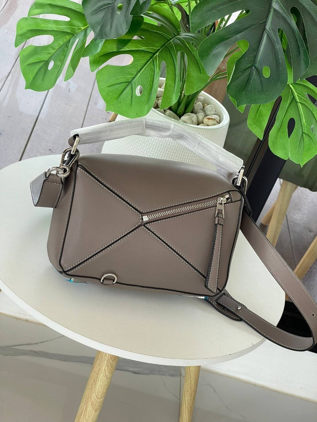 Loewe Puzzle Bag In Classic กระเป๋าทรง Puzzle นี้ออกแบบโดย Jonathan Anderson โดยได้รับแรงบันดาลใจในการออกแบบมาจากรูปทรงของลูกรักบี้ ดังนั้น จึงจะเห็นได้ว่าการตัดเย็บและรูปทรงของกระเป๋านั้นคล้ายคลึงกับลูกรักบี้ รูปทรงดูมินิมอลไม่ทิ้งคอนเซ็ปต์ของแบรนด์ สามา