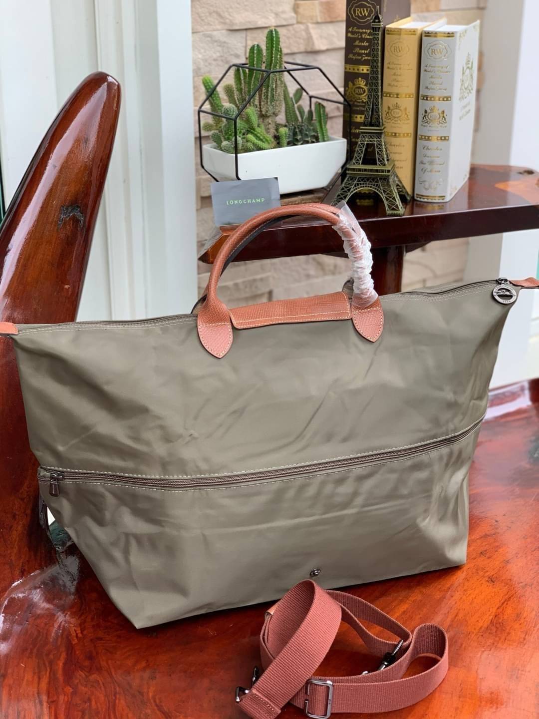 LONGCHAMP LE PLIAGE CLUB TRAVEL BAG กระเป๋าขนาดใหญ่สำหรับการเดินทาง เราเรียกที่นี้ว่า travelling bag รุ่นคลาสสิค มาพร้อมสายสะพายยาวที่ปรับและถอดออกได้ ความพิเศษของรุ่นนี้ที่ครองใจนักเดินทางทั่วโลก คือซิปรอบตรงกลางตัวกระเป๋า สามารถเปิดซิปเพื่อขยายขนาดและพั