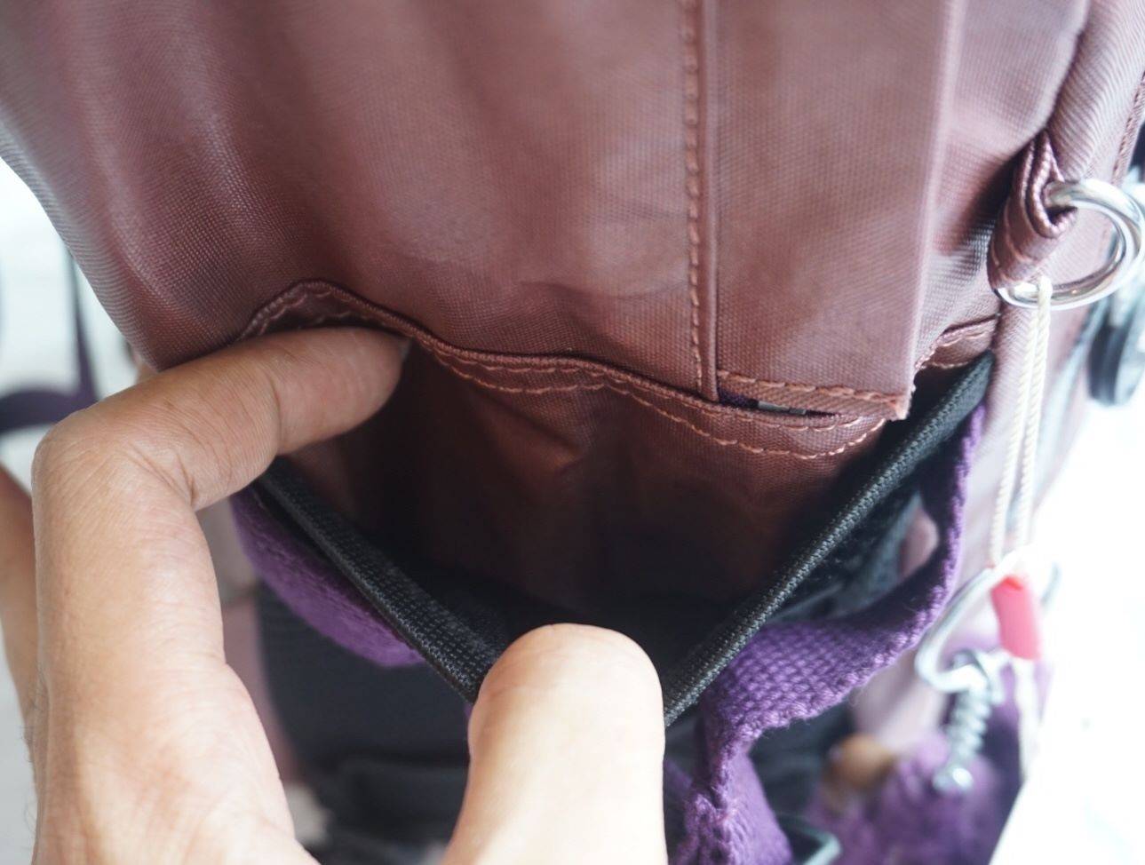 KIPLING BACKPACK K502 กระเป๋าเป้สะพายใบใหญ่ จุของได้เยอะมากๆ วัสดุ nylon + polyestor% กันน้ำ ด้านหน้ามี ช่องใส่ของจุกจิก ช่องซ้ายขวา ช่องหลักเปิดปิดด้วยซิป ภายในแบ่งเป็นสัดส่วย มีช่องแยกใส่ Laptop ใบขี้ขะได้เยอะ จะใช้ไปเรียน ไปนิมหรือท่องเที่ยวก็ตอยโจทย์ค