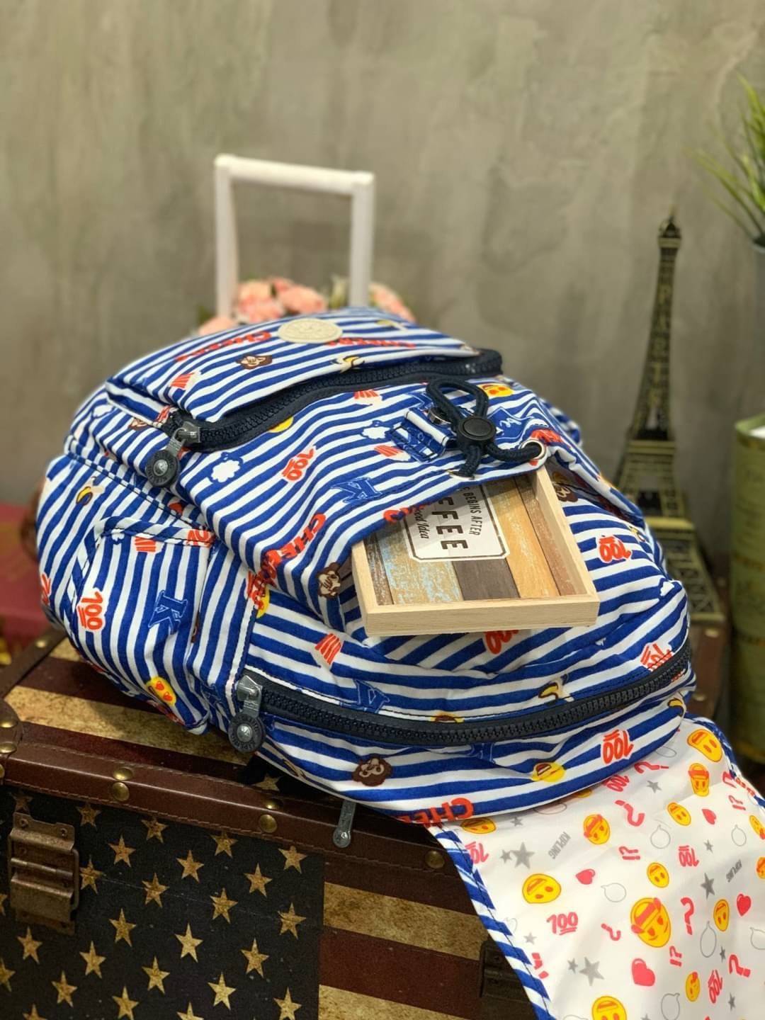 KIPLING CITY PACK S DAILY BACKPACKS กระเป๋าเป้ที่สะพายได้ทีฝุกวัน ขนาดกำลังดี มีช่องสะดวกใช้งานทั้งด้านหน้า ด้านหลัง รวมไปถึงด้านข้าง เปิดปิดด้วยตัวล็อค2ชั้นทั้งแบบซิปและกระดุมแม่เหล็ก ช่องใหญ่ใช้งานได้ถึง2ช่อง ดีเทลรุ่นนี้มาพร้อมกับซับในและพวงกุญแจเป็นอิ