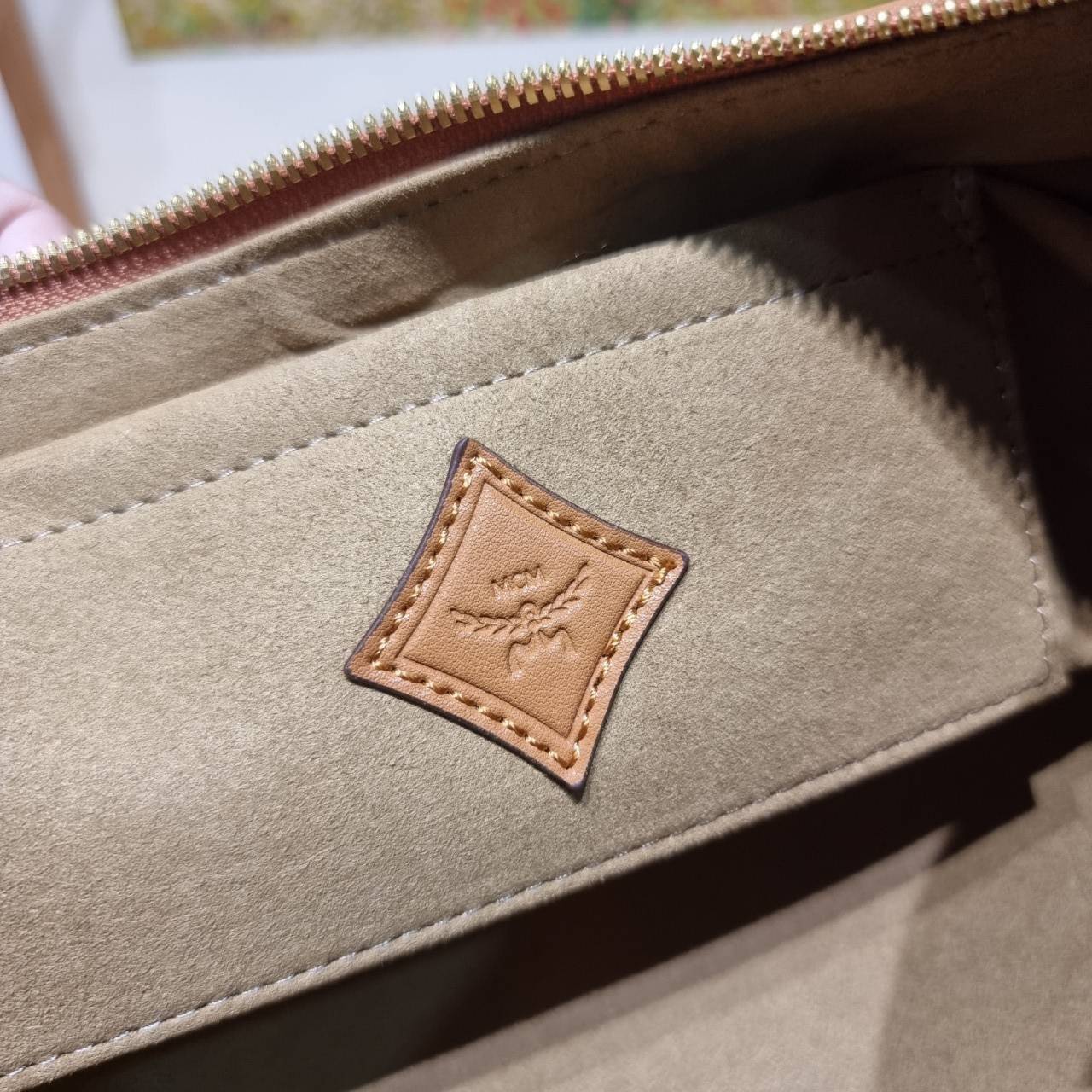 พร้อมส่ง 3 สี M.C.M AREN HOBO IN VISETOS กระเป๋าสะพายทรงโฮโบ ทรงสวยมาก เกรดท็อปออริ สลับแท้ 1:1 เกรดดีสุด ใช้ต่างประเทศได้ ขนาดกำลังดี จุของได้เยอะ ใช้งานสะดวกด้วยการรูดซิป พิเศษแถมพวงหนังและชุดกุญแจล็อคมาให้ด้วย