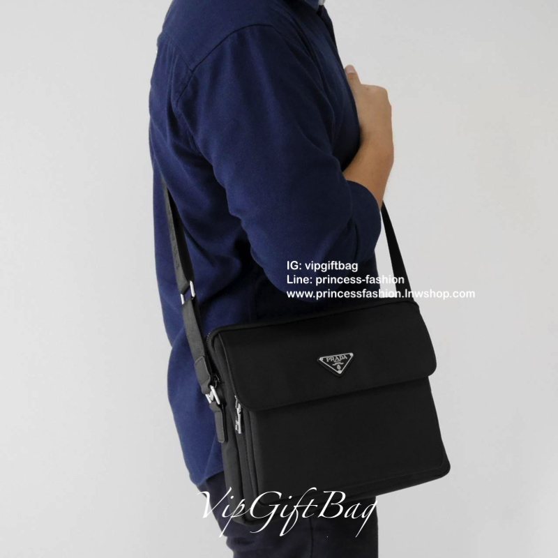ทรงยอดฮิต จะใช้อีกกี่ปีทรงนี้ก็ยังฮิตตลอดคะ กับแบรนด์ Prada messenger ตัวกระเป๋าทำจากผ้าPolyester อย่างหนา สามารถกันน้ำได้ อะไหล่เงินทั้งใบ ด้านในบุผ้าลายแบรนด์อย่างดี และโลโก้แบรนด์ด้านใน มีช่องแบ่งของได้2ช่อง และยังมีช่องกระเป๋าด้านหน้าอีกหนึ่งช่อง ใส่ข