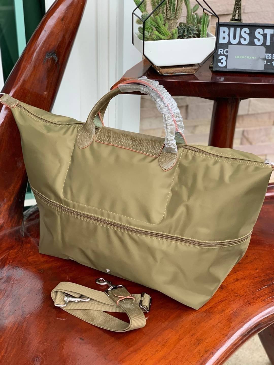 LONGCHAMP LE PLIAGE CLUB TRAVEL BAG กระเป๋าขนาดใหญ่สำหรับการเดินทาง เราเรียกที่นี้ว่า travelling bag รุ่นคลาสสิค มาพร้อมสายสะพายยาวที่ปรับและถอดออกได้ ความพิเศษของรุ่นนี้ที่ครองใจนักเดินทางทั่วโลก คือซิปรอบตรงกลางตัวกระเป๋า สามารถเปิดซิปเพื่อขยายขนาดและพั