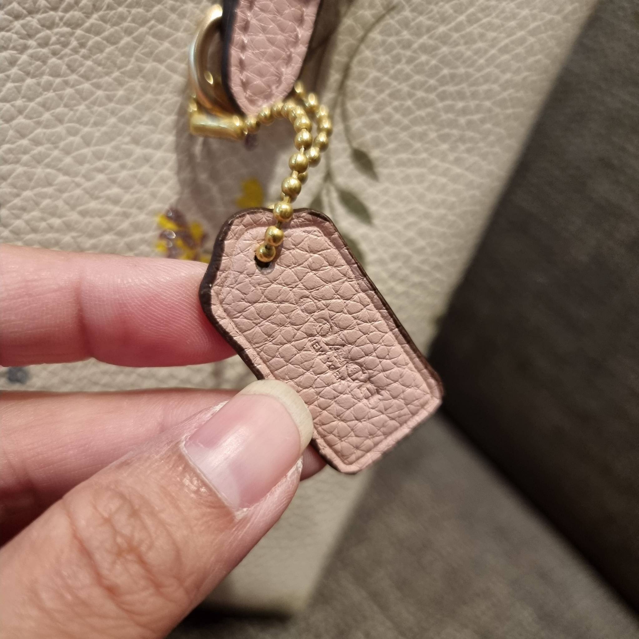 COACH C4084 MOLLIE TOTE 25 WITH SPACED WILDFLOWER PRINT ดีไซน์ใหม่ล่าสุด กระเป๋าโท้ทไซส์เล็กที่สาวๆต่างก็ต้องปักใจรัก รอบนี้น้องถูกเติมแต่งลวดลายดอกไม้ เพิ่มดีเทลความน่าใช้ไปอีก วัสดุหนัง pepble เรียบหรูดูดีม้าก!! ภายในโล่งกว้าง มีช่องซิปกลางใส่ของได้ ขนา