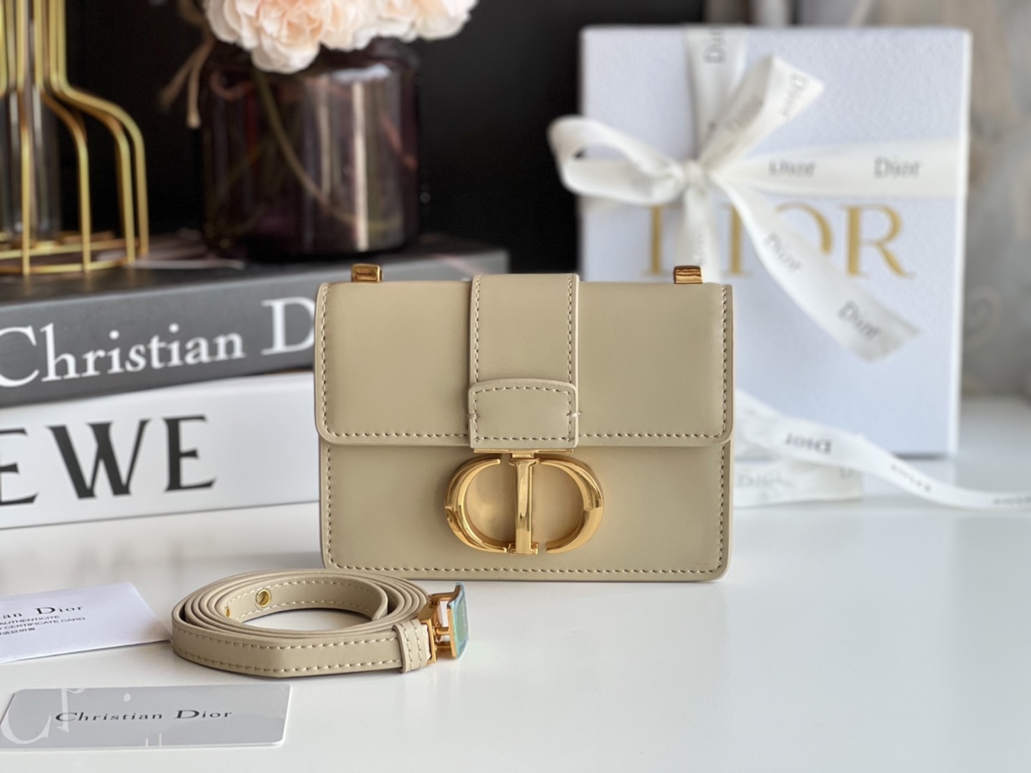 หนังแท้ DIOR Micro 30 Montaigne Bag พร้อมส่งที่ไทย เกรดเทพออริจินอลหนังแท้ สวยมากค่ะ ภาพสินค้าถ่ายจากงานขายจริง ใช้งานต่างประเทศได้ สายสะพายหนังยาวถอดได้ปรับระดับได้ จะสะพายไหล่หรือ CROSSBODY ก็ดูดีลุ๊คนี้คุณหนูมากค่ะ ไอเท็มนี้แนะนำไม่มีเอ้าท์ค่ะ ภาพถ่ายส