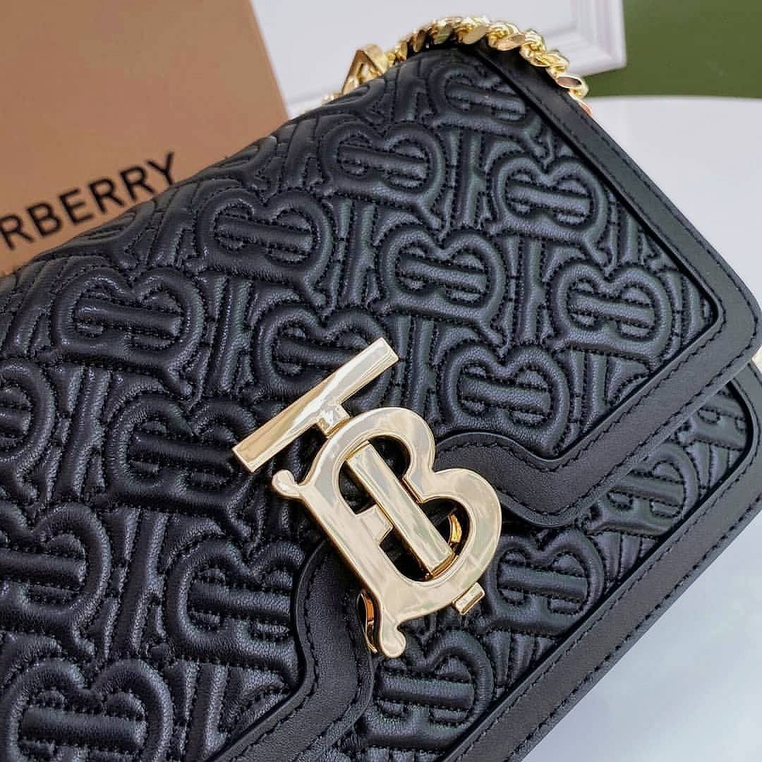 พรีเมี่ยมกิ๊ฟแท้ 100% 】BURBERRY FRAGRANCES LEATHER CROSSBODY BAG VIP GIFT WITH PURCHASE (GWP) กระเป๋าสะพายพรีเมี่ยมกิ๊ฟรุ่นใหม่ล่าสุด Limited จาก BURBERRY Perfume DutyFree หนังขึ้นลายแบรนด์โมโนเเกรมคอลเลคชั่นใหม่ทรงเหลี่ยมสวยหรูสุดๆ