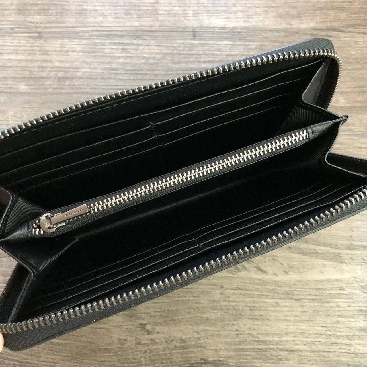 COACH Leather Accordion Zip Around Wallet กระเป๋าสตางค์ใบยาวซิปรอบ ภายในมีช่องใส่บัตร, ธนบัตร และช่องซิปใส่เหรียญค่ะ