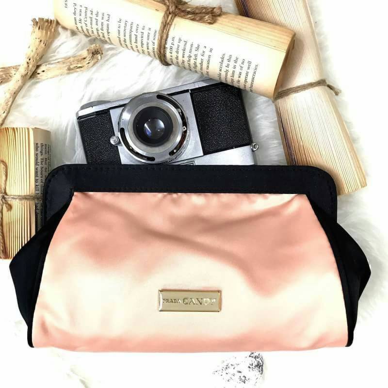 PRADA CANDY COSMETIC BAG GIFT WITH PURCHASE (GWP) จากเคาน์เตอร์ต่างประเทศรุ่น Limited Satin Material ทรง cluth ขนาดกำลังน่ารัก ด้านหน้ามีโลโก้ brand เปิดปิดด้วยแถบเเม่เหล็กซ่อนที่ปากกระเป๋า ซับใน Polyester มีช่องแบ่งสามารถใส่เครื่องสำอางค์ เครื่องเขียน เค