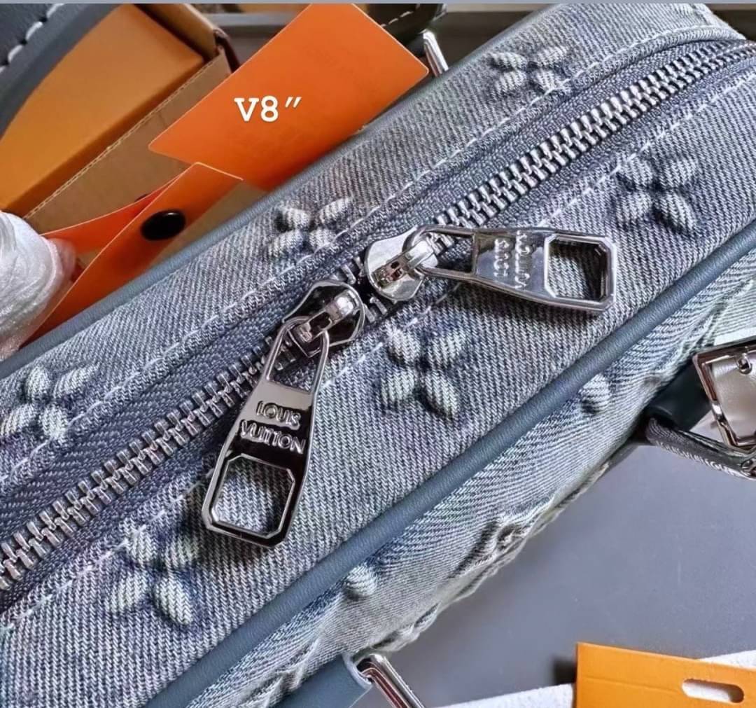 LV Denim Camera Box Bag กระเป๋าสะพายทรงกล้อง งานเดนิมฟอก คอลใหม่สุดคลาสสิก สวยเท่ห์มาก ปั้มลายโมโนแกรมนูนสวยโด่ดเด่น ใช้งานได้อเนกประสงค์มีสายยาวแบบถอดได้ 2เส้น แมทช์กับเสื้อได้หลากหลายสไตล์