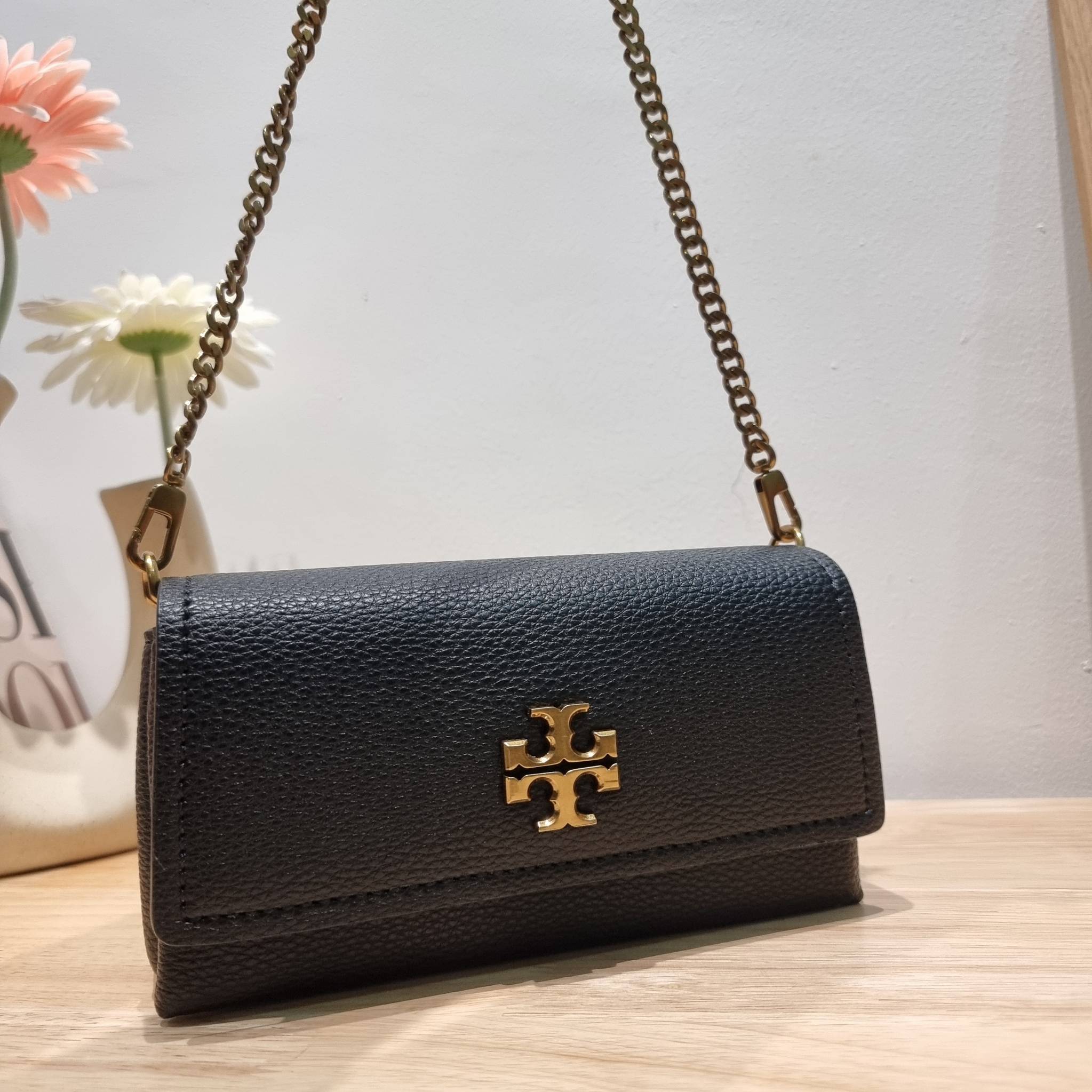 TORY BURCH LIMITED-EDITION MINI BAG รุ่นลิมิเต็ด ที่ sold out ไปแล้วหลายช็อป มีมาให้ช้อปที่นี่! กับกระเป๋าสะพายข้างทรงผู้ดี ไซส์มินิ ที่ผลิตมาในจำนวนจำกัด โดดเด่นด้วยอะไหล่ทองคลาสสิคหรูหรา และสายสะพายโซ่สลับหนัง ทำให้สะพายได้โดยไม่เจ็บไหล่