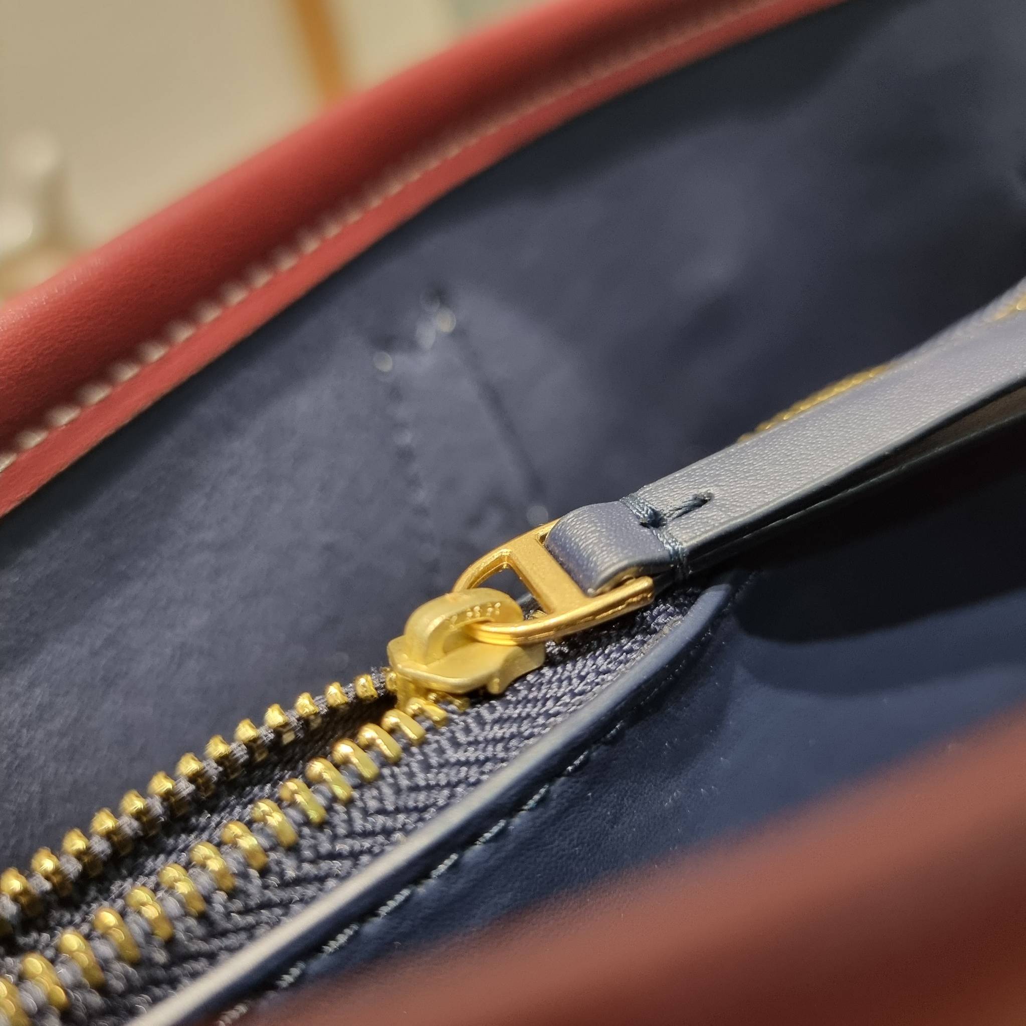 TORY TOTE BAG / TORY BURCH PERRY EMBROIDERED T MONOGRAM TRIPLE-COMPARTMENT TOTE BAG ใหม่ล่าสุด กับกระเป๋าทรงโท้ทใบใหญ่ ลวดลายโมโนแกรมสุดคลาสสิคที่ถูกดีไซน์รังสรรค์ด้วยงานปักสุดชิค น่าใช้ใจฟูแค่แรกเห็น ดีเทลดีงาม หูสะพายในตัว สะพายไหล่ได้แบบชิลๆ