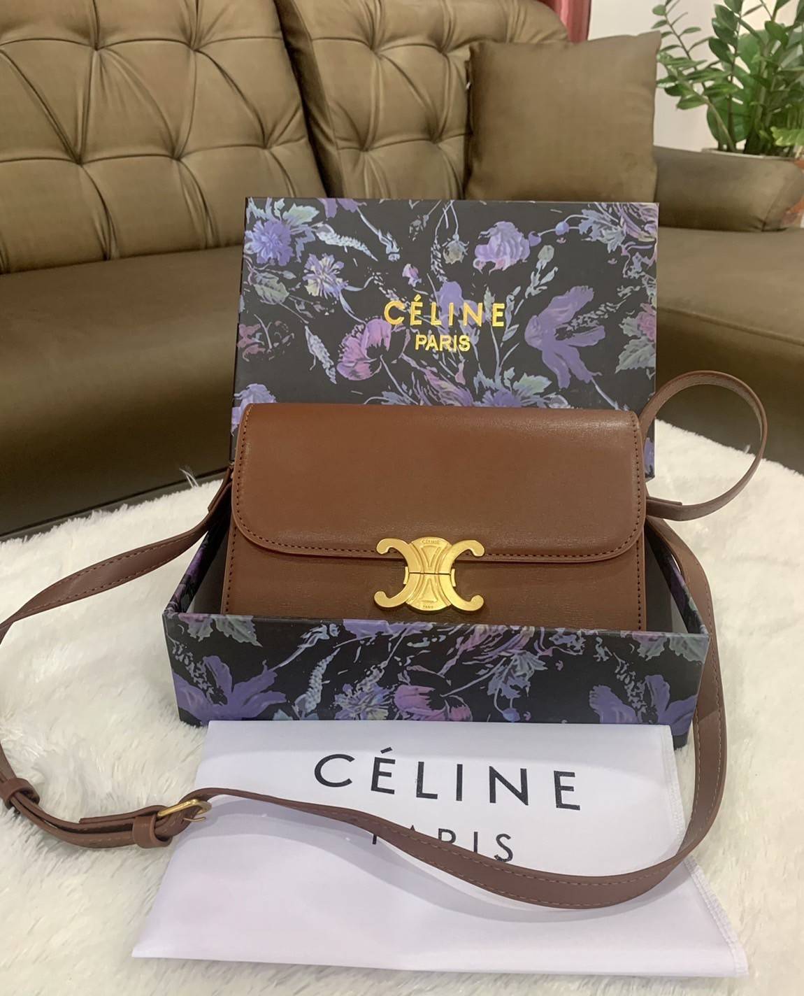VIP 】CELINE Medium Triomphe Bag In Shiny Calfskin Medium Triomphe Bag In Shiny Calfskin GIFT WITH PURCHASE (GWP) พรีเมี่ยมกิ๊ฟ Limited Edition จาก CELINE PERFUME DUTY FREE COUNTER วัสดุหนังแท้ (Calfskin) ซับในเป็นหนังแกะ (Lambskin) รูปทรงสี่เหลี่ยมผืนผ้า 