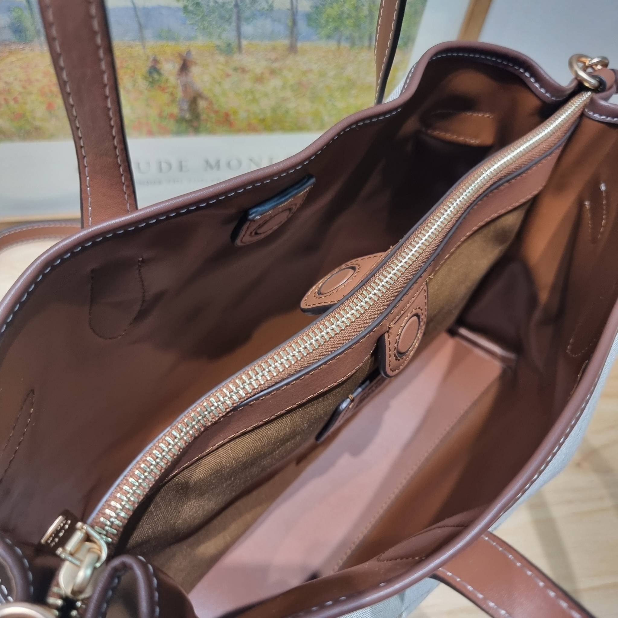 COACH CH189 HANNA CARRYALL น้องใหม่ เรียบหรู ดูแพง กับกระเป๋าถือ/สะพายทรงสวย โทนสีคลาสสิค ดีไซน์ตกแต่งสายคาดจับจีบข้างกระเป๋าเพิ่มดีเทล มาพร้อมหูจับในตัว