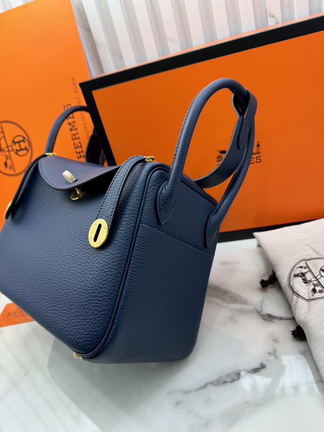 พร้อมส่ง 15 สี HERMES Lindy 26 bag กระเป๋าทรงโท้ทหนังสวยอย่างดี เอกลักษณ์ของความเรียบหรูไฮคลาสอย่างสมบูรณ์แบบ เกรดออริ สลับแท้ งานสวยตามรูป ใช้งานต่างประเทศได้