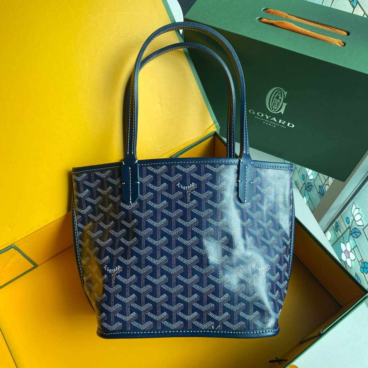 ori GOYARD saint louis mini tote reversible bag / GOYARD ANJOU TOTE MINI กระเป๋าทรงโท้ตมินิ ใช้ได้สองด้านเป็นหนังแท้เกรดดีทั้งใบ ทำให้การใช้งานได้ทนทานกว่า พิมพ์ลายคมชัด ขนาดกำลังน่ารัก ภายในโล่งกว้าง ใส่ของได้เยอะพอสมควรเลยค่ะ ดีไซน์ทรงสวยน่าใช้ แค่ถ