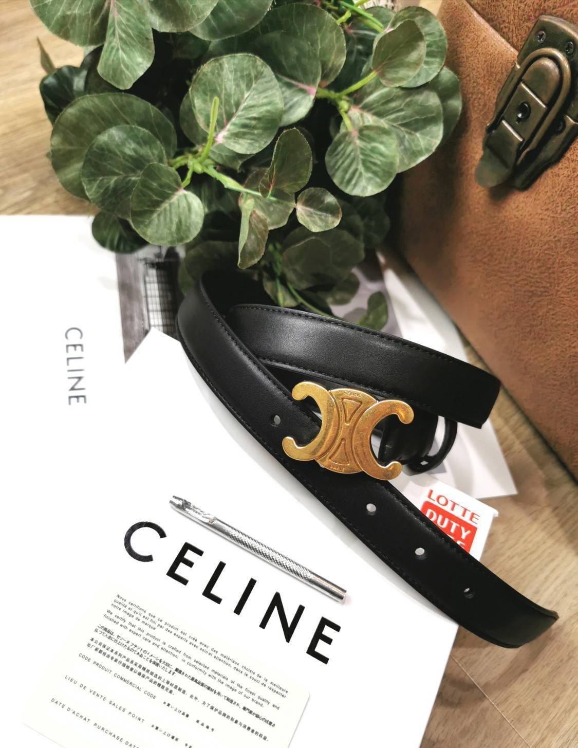 VIP 🥂 Celine Vintage Logo Leather Belt VIP เข็มขัดซีลีนใช้ได้ทั้งชายหญิง วัสดุ Calfskin หนังเรียบสวยหัวเข็มขัดโลโก้แบรนด์แบบ 3D Vintage สีทองสายปรับระดับได้ในดีไซน์เรียบหรูเข้ากับทุกลุ๊คใช้ได้ทั้งชายหญิง สินค้ามาพร้อม Original Package มีการ์ด ถุงผ