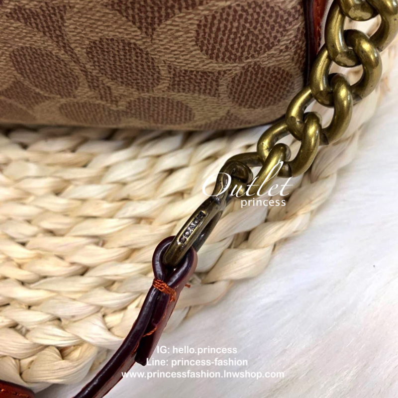 COACH CROSSBODY BOX BAG กระเป๋าสะพายข้าง crossbody วัสดุหนัง pvc. หนังนิ่ม คุณภาพดี ลาย signature brand ตัดขอบหนัง ด้านหน้า/ หลังมีช่องเเล็ก เปิดปิดกระเป๋าแบบซิป ภายในกว้าง ใส่ wallet ขนาดกลาง มือถือได้ทุกรุ่น และของใช้จุกจิกได้ พร้อมสายสะพายแบบโซ่ต่อหนัง