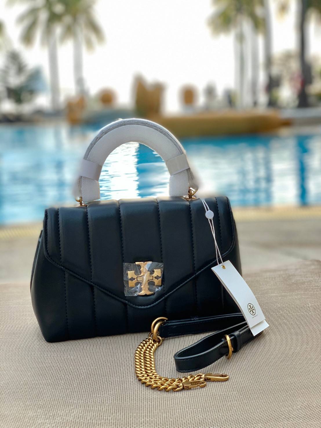 TORY BURCH KIRA QUILTED SMALL BAG พร้อมส่งที่ไทย ไม่ผิดหวังแน่นอนค่ะ! กระเป๋าหิ้วหรือสะพายข้างได้ วัสดุหนังแกะแท้ทั้งใบ ((หนังแกะจะมีคุณภาพดีเงานิ่มและแพงกว่าหนังวัวจ้า)) หนังนิ่มสวยงามมากๆค่ะ เปิดปิดกระเป๋าแบบหมุนล็อคแบบโลโก้แบรนด์ ใช้อะไหล่คลาสสิคดูหรูเ