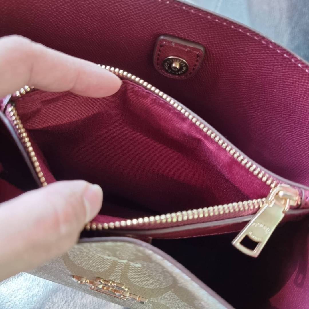 COACH 2312 SMALL TOWN BUCKET BAG IN SIGNATURE CANVAS รุ่นยอดนิยมใบเล็กมาครบสีแล้วจ้า กระเป๋าทรงบัคเก็ต สีผู้ดี๊ผู้ดี ตัวกระเป๋าดีไซน์คลาสสิคลายซี ดูโดดเด่น วัสดุหนังแคนวาสเคลือบลาย สวยคมทุกมุมจริงๆ!! เปิด-ปิดด้วยกระดุมแม่เหล็กทั้ง 2 ฝั่ง ภายในเป็นช่องโล่ง