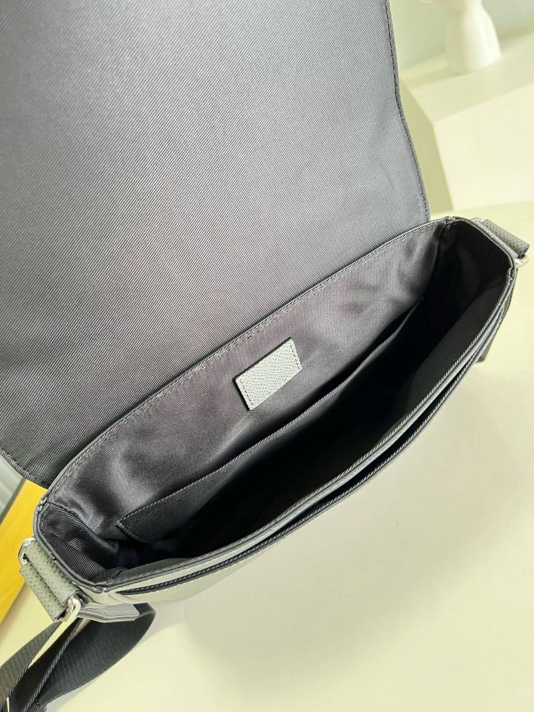 เกรดเทพ Top ORI | LV District PM Taiga leather Glacier Gray กระเป๋าสะพายทรงแมสเซ็นเจอร์ หนังแท้ เกรดดีสุด เทียบแท้