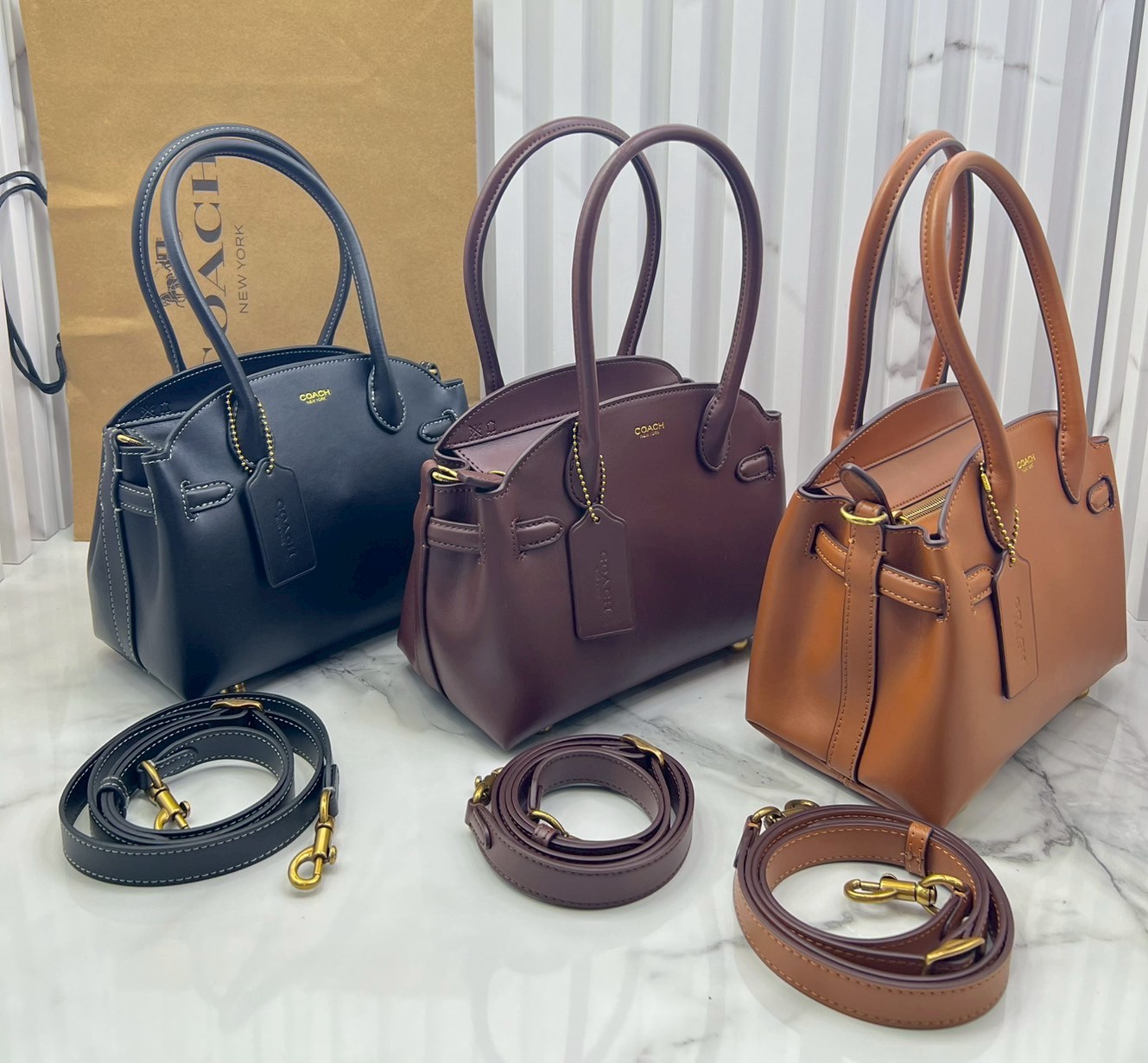 ORI หนังแท้ | Coach Soft Empire Carryall Bag 28 กระเป๋าสะพายทรงโฮโบ รุ่นใหม่ล่าสุด ดีไซน์เรียบง่าย สะพายไปคาเฟ่ ไปเที่ยวถ่ายรูปสวยๆ คือเหมาะสุดๆ หูสะพายยาว พอดีไหล่ ภายในแบ่งสัดส่วนไว้ดี ใบจริงหนังสวยมากๆ
