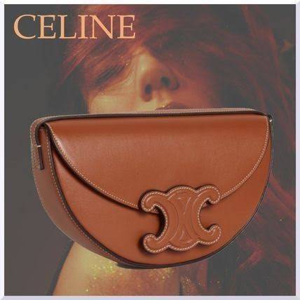 CELINE BESACE CUIR TRIOMPHE IN SMOOTH กระเป๋ารุ่นนี้นำเสนอในรูปทรงฮาล์ฟมูนที่ตอนนี้กำลังงมาแรง เปิดด้วยกระดุมแป๊กเพื่อเผยให้เห็นช่องภายในที่กว้างขวางและกระเป๋าด้านในแบบแบน คุณสมบัติที่โดดเด่นอีกอย่างของกระเป๋าอยู่ที่โลโก้ขนาดใหญ่ รูปทรงสะดุดตา สามารถสะพาย