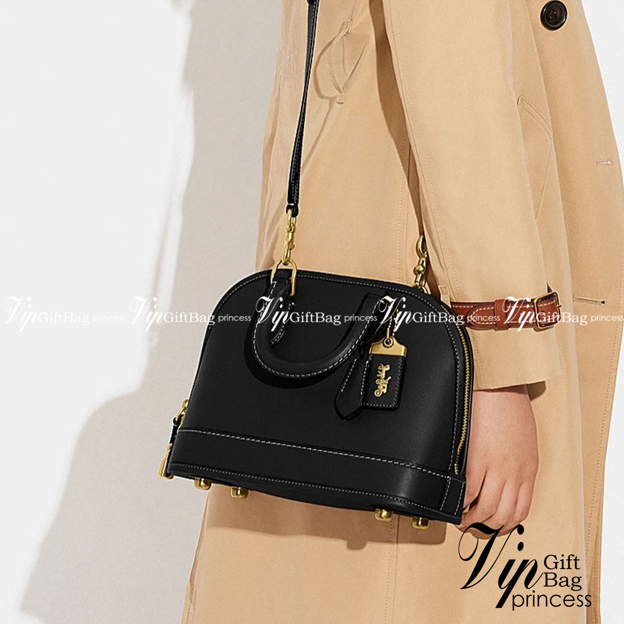 COACH REVEL BAG ((CC411)) ยังไม่เข้าไทย มีมาให้ตับจองก่อนใครที่นี่! พร้อมส่ง รุ่นใหม่ล่าสุด! สวยและดูดี ต้องยกให้รุ่นนี้เลยค่ะ กับกระเป๋าทรงโดม ที่ไม่ว่าลุคไหนๆก็เอาอยู่ หนังแท้เรียบสวยมากๆค่ะ 💕ด้านหน้าห้อยพวงแบรนด์+พวงหนังมาให้