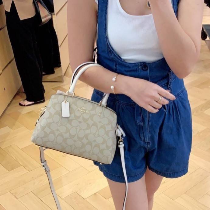 หัวใจจะวาย!! ละมุนมาก ลุคคุณหนูสุดๆ COACH MINI LILLIE CARRYALL (COACH F91494)🌺 ใช้ดีจนต้องบอกต่อ อีกแล้วจ้า ใครๆก็ถามหา😍>>>ทรงถัง รุ่นใหม่ 10 นิ้ว ขนาดกำลังดี เหมาะมือมาก มี 3 ช่องด้านใน ช่องกลาง เปิด-ปิด ด้วยซิป ส่วน 2 ช่องด้านข้