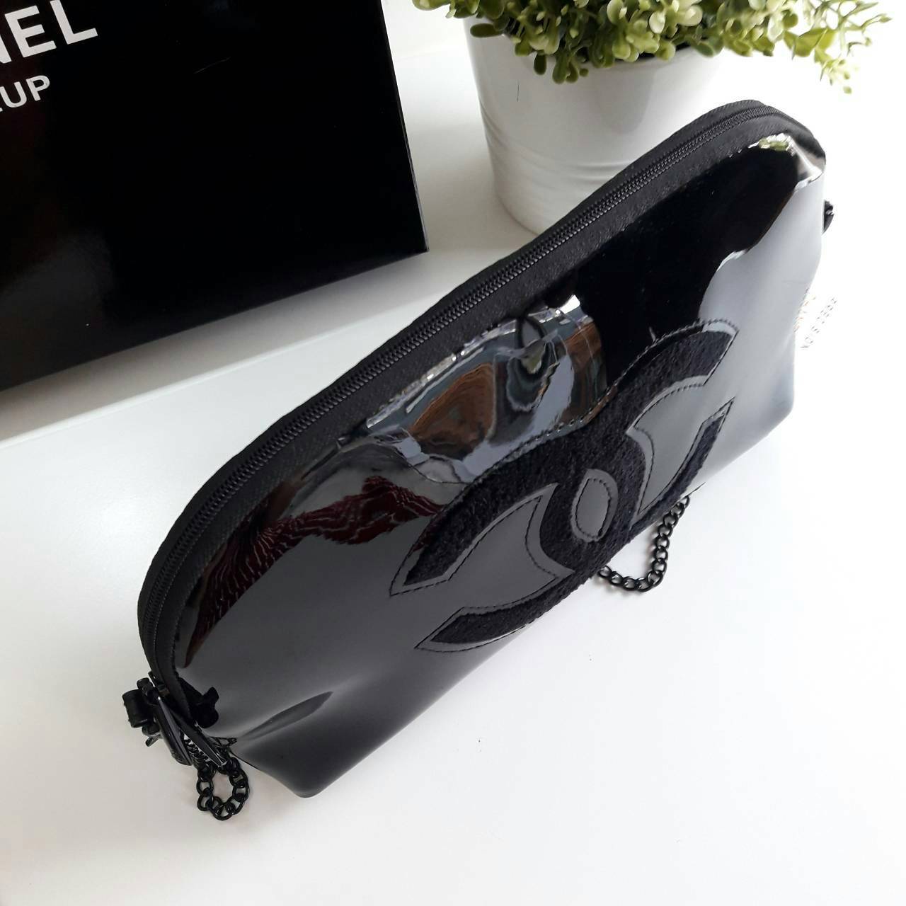 Chanel precision luxury leather clutch with chain จากงานพรีเมี่ยมกิ๊ฟ แบรนด์ดังหนังแก้วมันสวยหรู ด้านหน้า ตกแต่งโลโก้แบรนด์บนเฟอร์สีดำ สายโซ่ยาวสีดำสุดหรู สายถอดเก็บได้ ด้านในบุผ้ามันสีแดง ปั้มแบรนด์แท้ จุของได้เยอะ ใส่มือถือได้ทุกรุ่นไปอีกก จะสะพายหรือถื