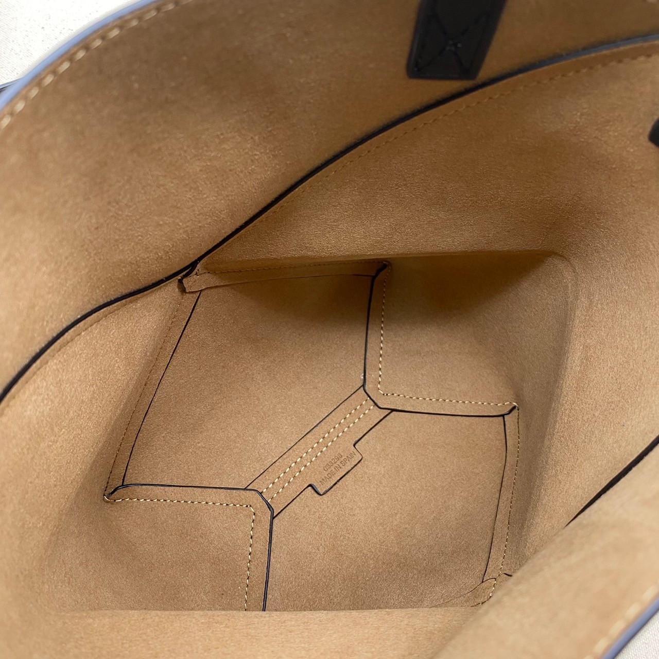 LOEWE Mini Puzzle Fold Tote in shiny calfskin / LOEWE TOTE BAG 18cm พร้อมส่ง กระเป๋าทรงโท้ท ขนาดมินิ ใช้งานง่ายเรียบหรู จุของได้เยอะ หนังเรียบสวยอยู่ทรงมาพร้อมสายสะพายยาวถอดได้ พับเก็บได้เป็นเอกลักษณ์