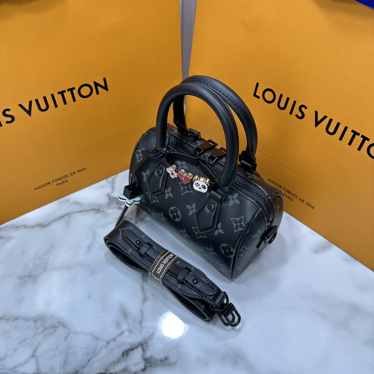 LV Speedy Bandoulière 7" Bicolor Monogram Bag / LV Keepall Bag น้องกระเป๋าทรงหมอนไซส์มินิน่ารัก ดีไซน์น่าใช้มากๆ โทนสีใหม่สวยคลาสสิค รูปทรงโดดเด่น ภายในเป็นช่องกว้าง มาพร้อมสายสะพาย ใบจริงสวยเกินเบอร์!! ไม่ผิดหวังจ้า
