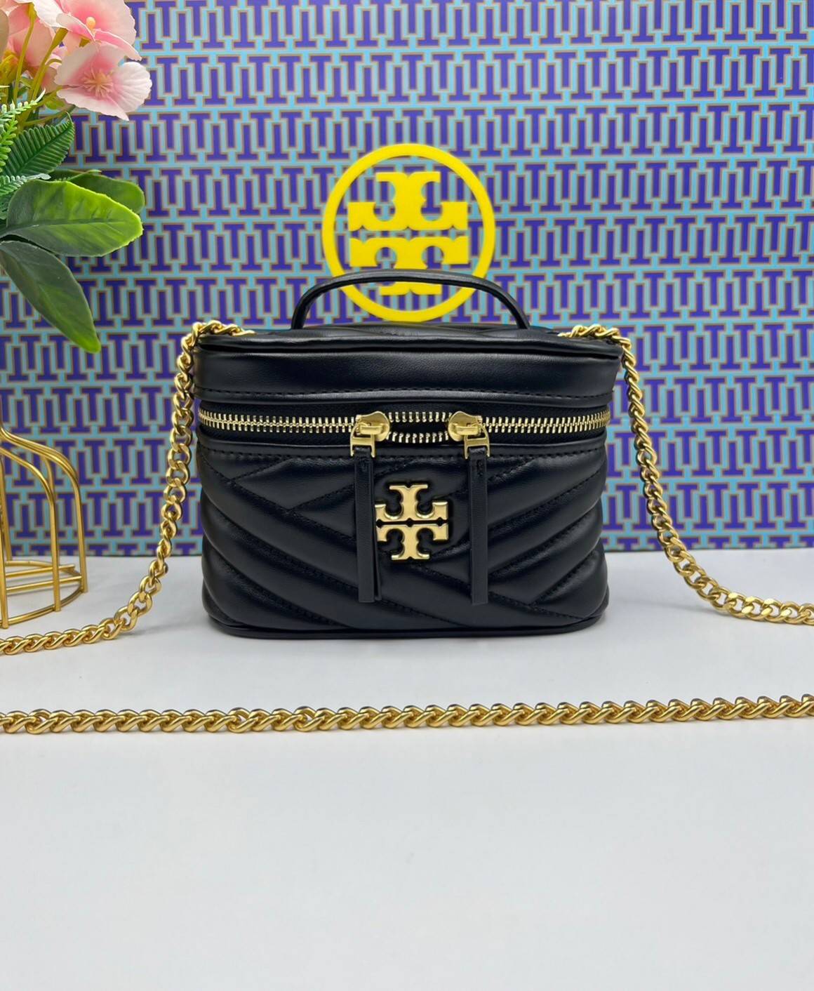TORY BURCH Kira Chevron Mini Vanity Case Bag กระเป๋าถือ/สะพาย ใส่เครื่องสำอางค์ ใส่ของใช้จำเป็นได้ ทรงกล่องสวย ที่สามารถใช้เป็น everyday bag สะพายได้ทุกวัน