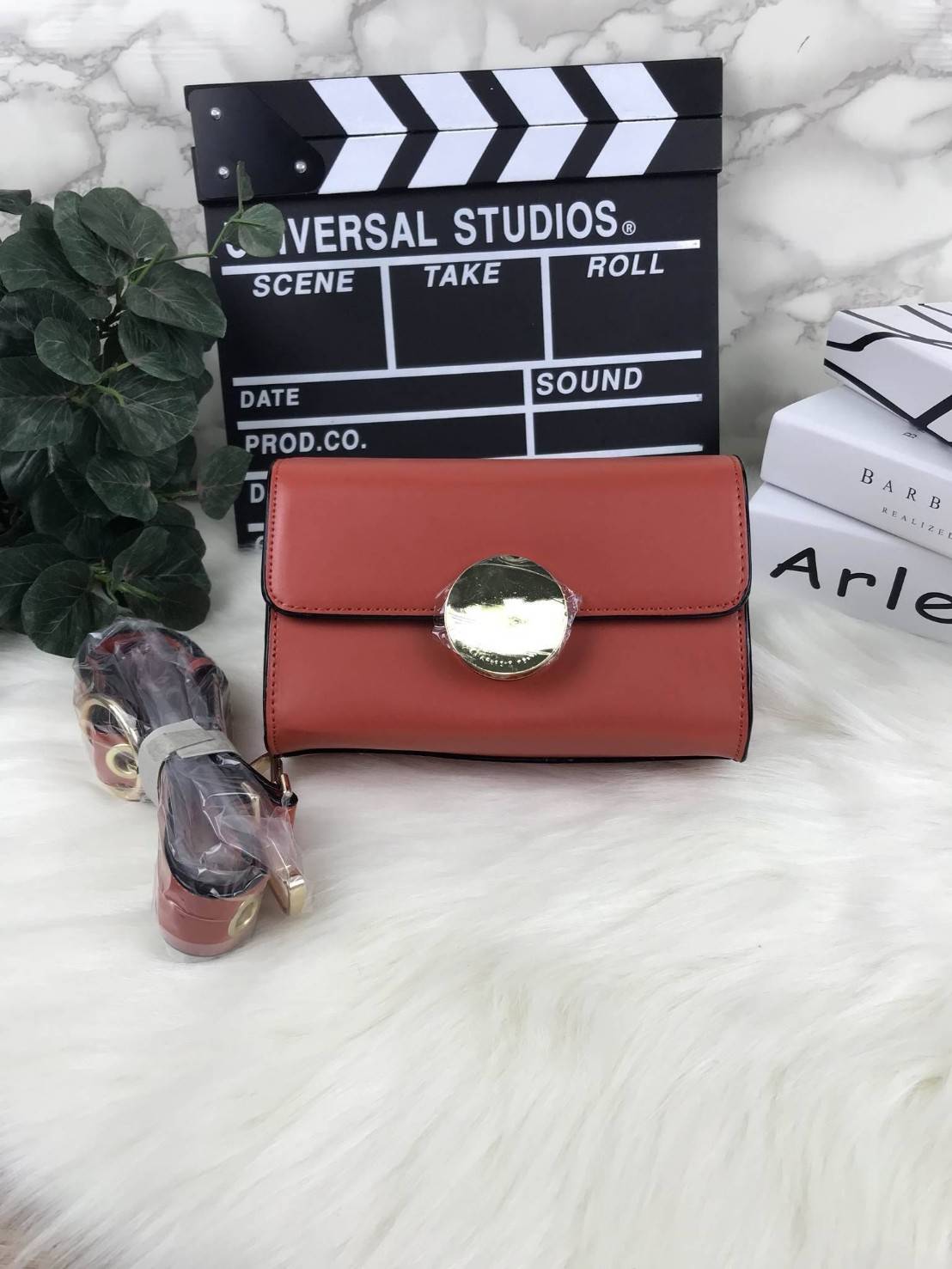 CHARLES AND KEITH CIRCULAR BUCKLE CROSSBODY BAG กระเป๋าสะพายครอสบอดีทรงคลัช ใบเล็กหนังเรียบสวย กระเป๋าสะพาย crossbody หนัง PU เรียบสวย สามารถถอดสายถือแบบคลัชได้ ด้านหน้าประดับด้วยตัวล็อค สุดเก๋ เป็นแผ่นกลมสีทองและสีเงิน ปั๊มแบรนด์ มาพร้อมสายสะพาย สามารถปร