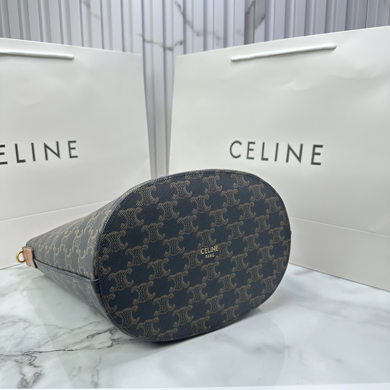 CELINE MEDIUM LOUISE BAG in Triomphe Canvas กระเป๋าสะพายทรงบัคเก็ต กระเป๋าถือพร้อมฆูจับและสายสะพายข้าง งานแคนวาสแท้พิมพ์ลายโลโก้สวยคมชัด เรียบหรู