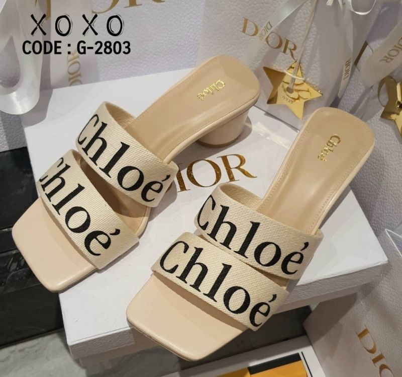 Chloe รองเท้าแตะ สวย ดูแพง เกินราคาขายมากคะ วัสดุผเาแคนวาสสกีนชื่อแบรนด์ คาด 2 ชั้น ส้นทรงกระบอกแท่งกลม สวมใส่ง่าย แมทส์ชุดง่าย น้ำหนักเบา